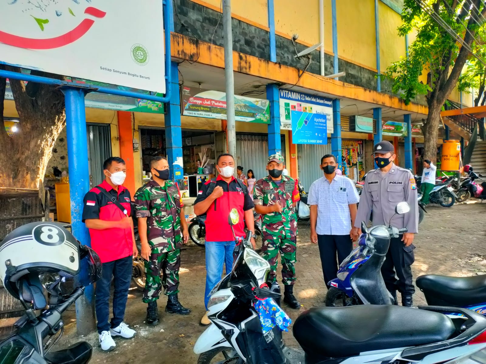 HUT Snipers News ke 1, Jurnalis Probolinggo Grebek Pasar Tradisional Bagi Masker dan Sembako