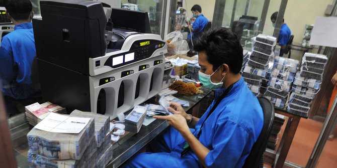 Awal Pekan, Rupiah Dibuka Melemah di Rp14.318 per USD