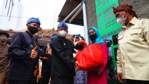 Warga Keluharan Sindangjaya Dapat Bantuan Rutilahu dari Pemkot Bandung