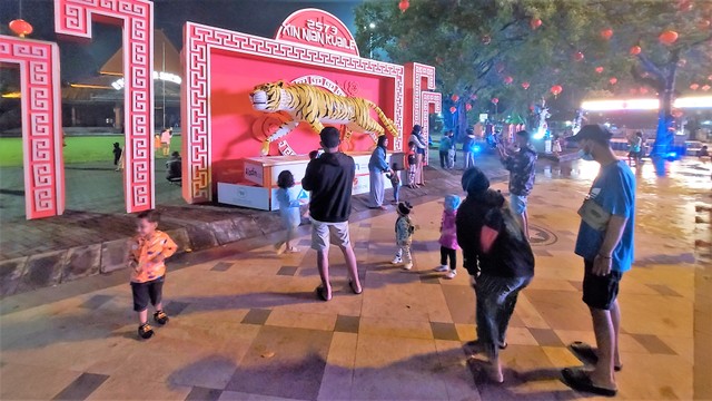 Dikerumuni Warga, Disemprot Disinfektan