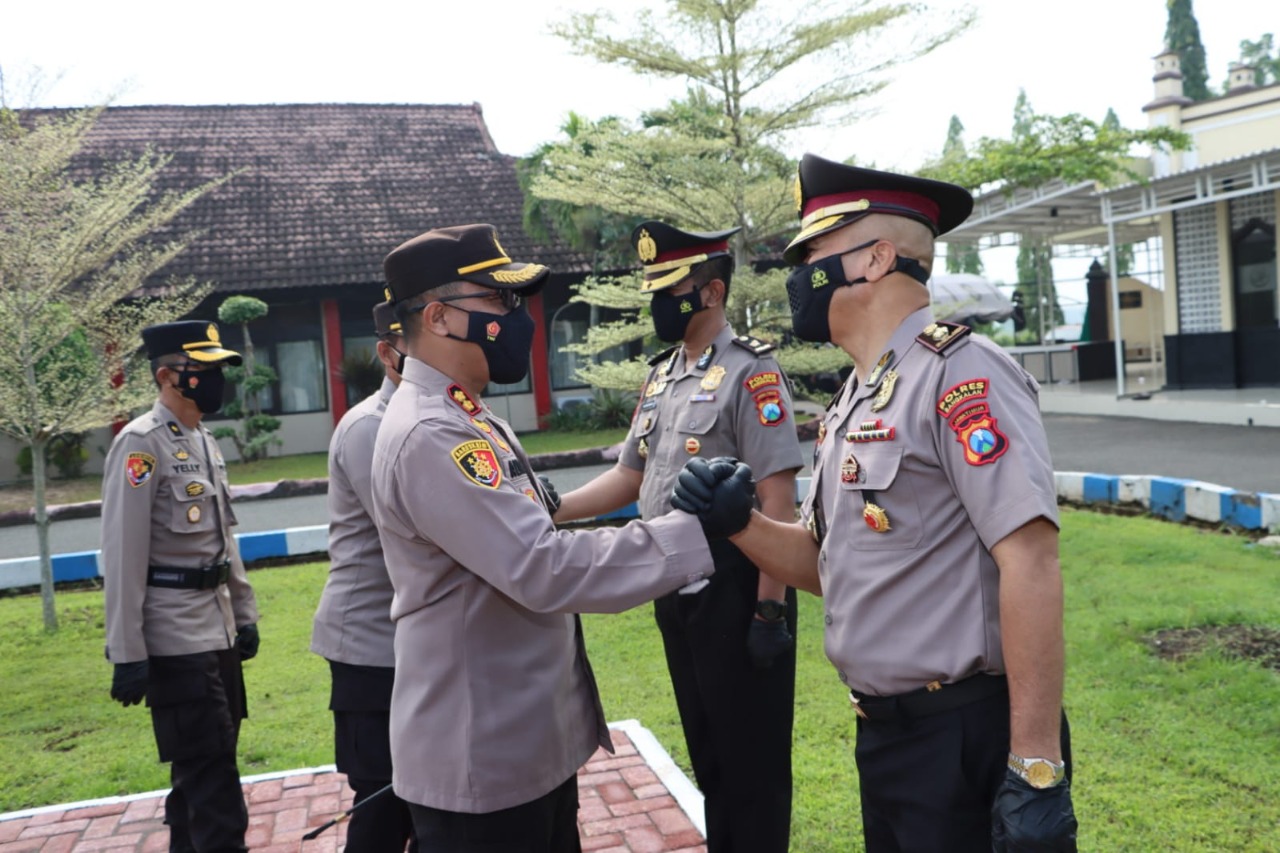 AKBP Alith Alarino Pimpin Upacara Kenaikan Pangkat 65 Personel Polres Bangkalan