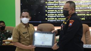Bupati Lumajang Berikan Penghargaan Kepada Biddokkes Polda Jatim Sebagai DVI Commander Ops DVI Bencana APG Gunung Semeru