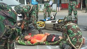 Prajurit Siswa Pusdikkes Kodiklat TNI AL Sigap Tangani Korban Kecelakaan Lalin