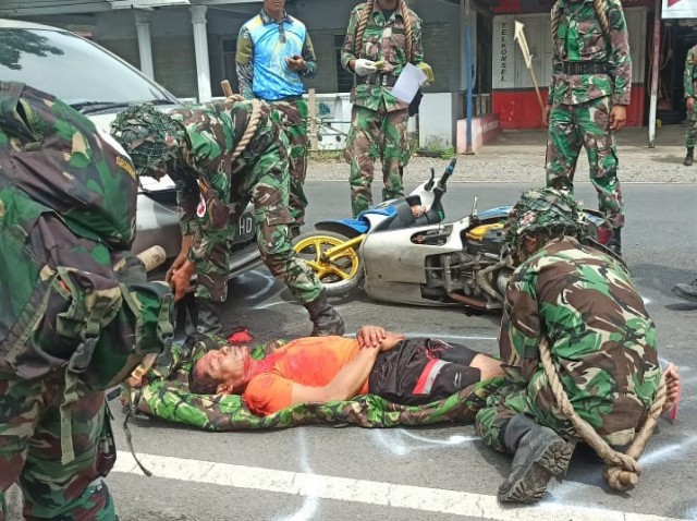 Prajurit Siswa Pusdikkes Kodiklat TNI AL Sigap Tangani Korban Kecelakaan Lalin