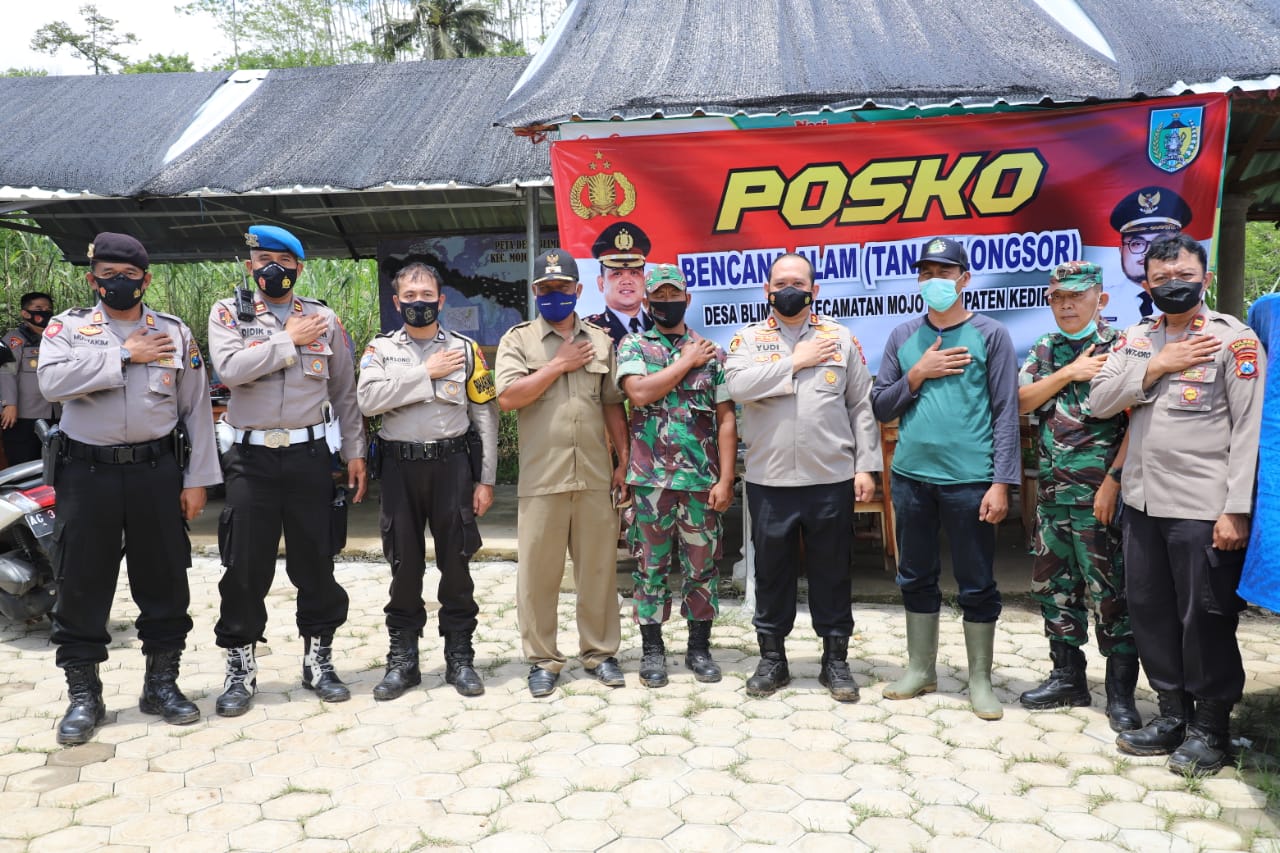 Kapolres Kediri Kota Tinjau Langsung Lokasi Bencana Banjir dan Tanah Longsor Di Desa Blimbing Mojo