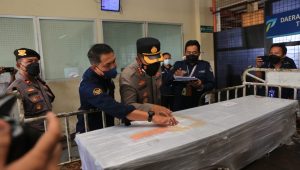 Polda Jatim Antarkan Jenazah PMI Korban Kapal Tenggelam ke Rumah Duka