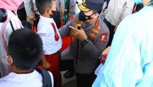 Tinjau Vaksinasi Serentak se-Indonesia, Kapolri Ingatkan Syarat Wajib Laksanakan PTM 100 Persen