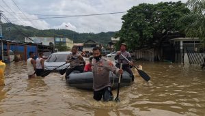 Personel Gabungan TNI-Polri dan Basarnas Serta Instansi Terkait Dikerahkan Membantu Evakuasi Korban Bencana Banjir dan Tanah Longsor