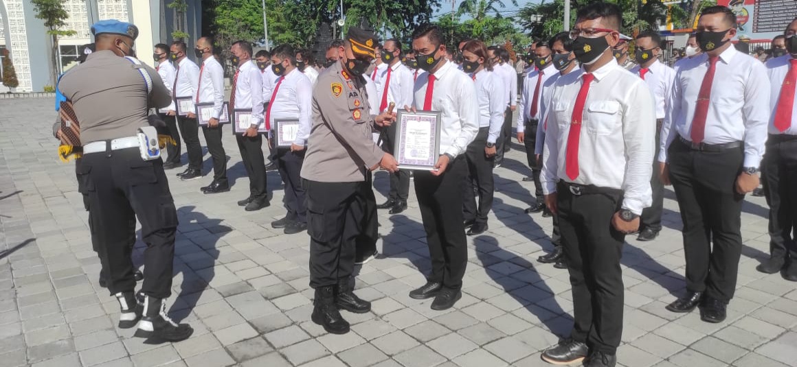 Puluhan Anggota Polres Gresik Diganjar Prestasi