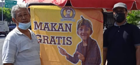 Berbagi Makan Gratis Di Kedungsari Surabaya