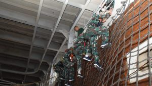 250 Siswa Dikmata TNI AL Kejuruan Marinir Latihan Embarkasi dan Debarkasi Di KRI dr. Soeharso – 990