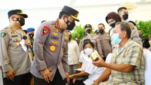 Tinjau Vaksinasi Serentak se-Indonesia, Kapolri Instruksikan Akselerasi ke Lansia dan Anak-Anak