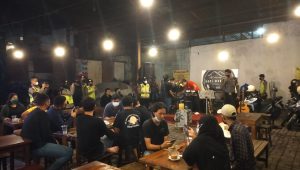 Patroli KRYD Ditsamapta Polda Jatim Sasar Prokes Dibeberapa Cafe dan Warkop di Surabaya