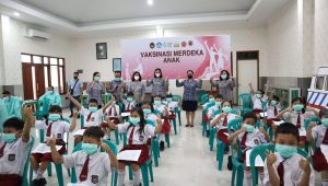Percepat Vaksinasi Anak, Kapolresta Mojokerto Sapa dan Beri Semangat Siswa SD