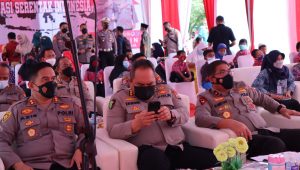 Wakapolda Jawa Timur Tinjau Vaksinasi di SDN 51 Gresik