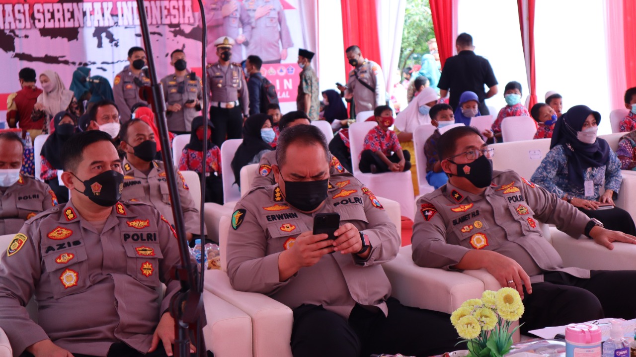 Wakapolda Jawa Timur Tinjau Vaksinasi di SDN 51 Gresik