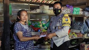 Trenyuh Pak Bhabin Polres Pacitan Bripka Latip Utomo Bantu Kasur Disabilitas Penyakit Saraf Otak