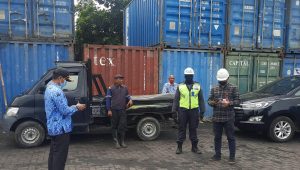 Camat, Lurah beserta LPMK Pabean Cantian Dampingi Revitalisasi Saluran Air