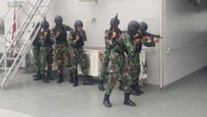 Siswa Dikmaba 41 TNI AL Lattek VBSS di KRI Makassar-590