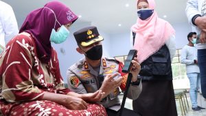 Humanis, AKBP Andi Sinjaya Jelaskan Aplikasi Peduli Lindungi Kepada Peserta Vaksinasi