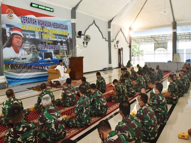 Prajurit Kodiklat TNI AL Dapatkan Ceramah Wawasan Kebangsaan dari Gus Muwafiq