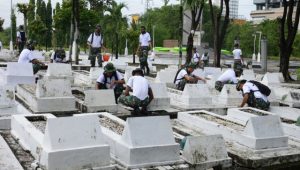 Prajurit Siswa Kodiklat TNI AL Bersih-bersih TMP Mayjen Sungkono Surabaya