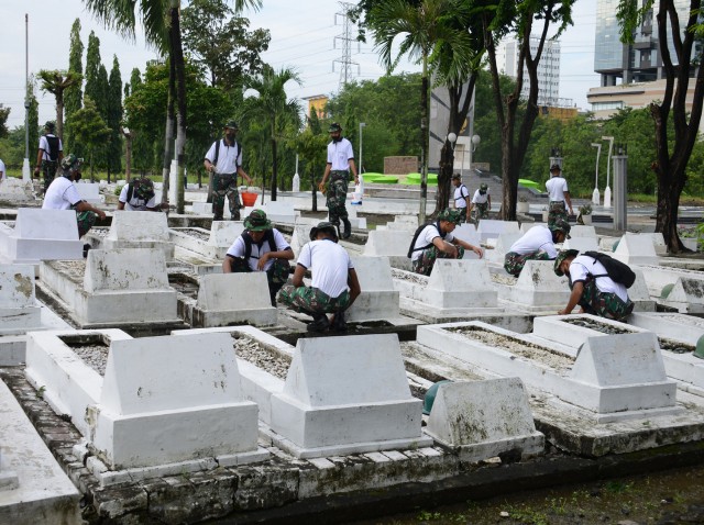 Prajurit Siswa Kodiklat TNI AL Bersih-bersih TMP Mayjen Sungkono Surabaya