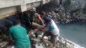 Babinsa Koramil 0830/05/Tandes Giat Bersama warga Simomulyo