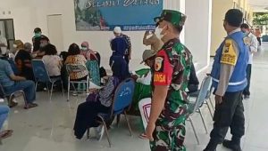Pemantauan Vaksinasi Babinsa Tenggilis Mejoyo Pesan Tetap Jaga Protokol Kesehatan