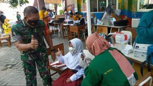 Babinsa Koramil 0830/01 Krembangan, Lakukan Pendampingan Vaksinasi Anak usia 6-11 tahun di SDN Kemayoran Surabaya