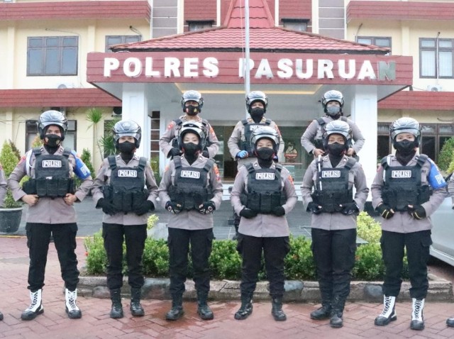 Srikandi Polres Pasuruan Unjuk Diri Dalam Pamor Keris 2022