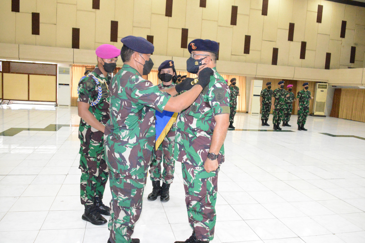 Komandan Puslatdiksarmil Serahkan Jabatan Kepada Dankodiklat TNI AL
