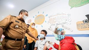 Plt. Wali Kota Bandung ‘Perang’ Lawan Gerombolan Virus di SD Cendekia Muda