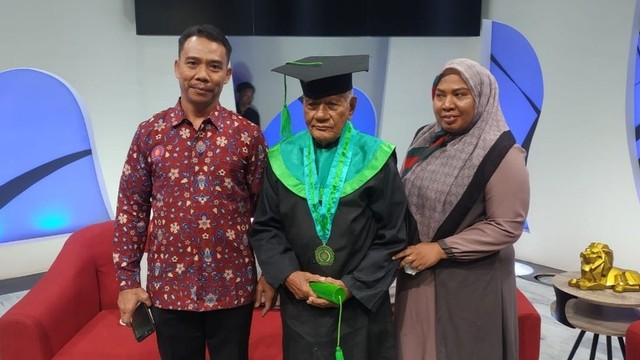 Tak Ragu Kembali ke Bangku Sekolah di Usia Senja