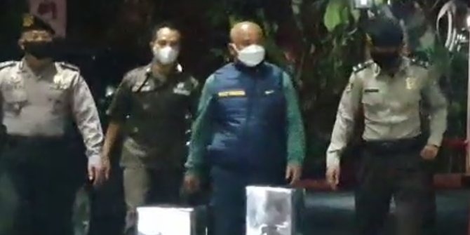 Terjaring OTT, Wali Kota Bekasi Tiba di Gedung KPK
