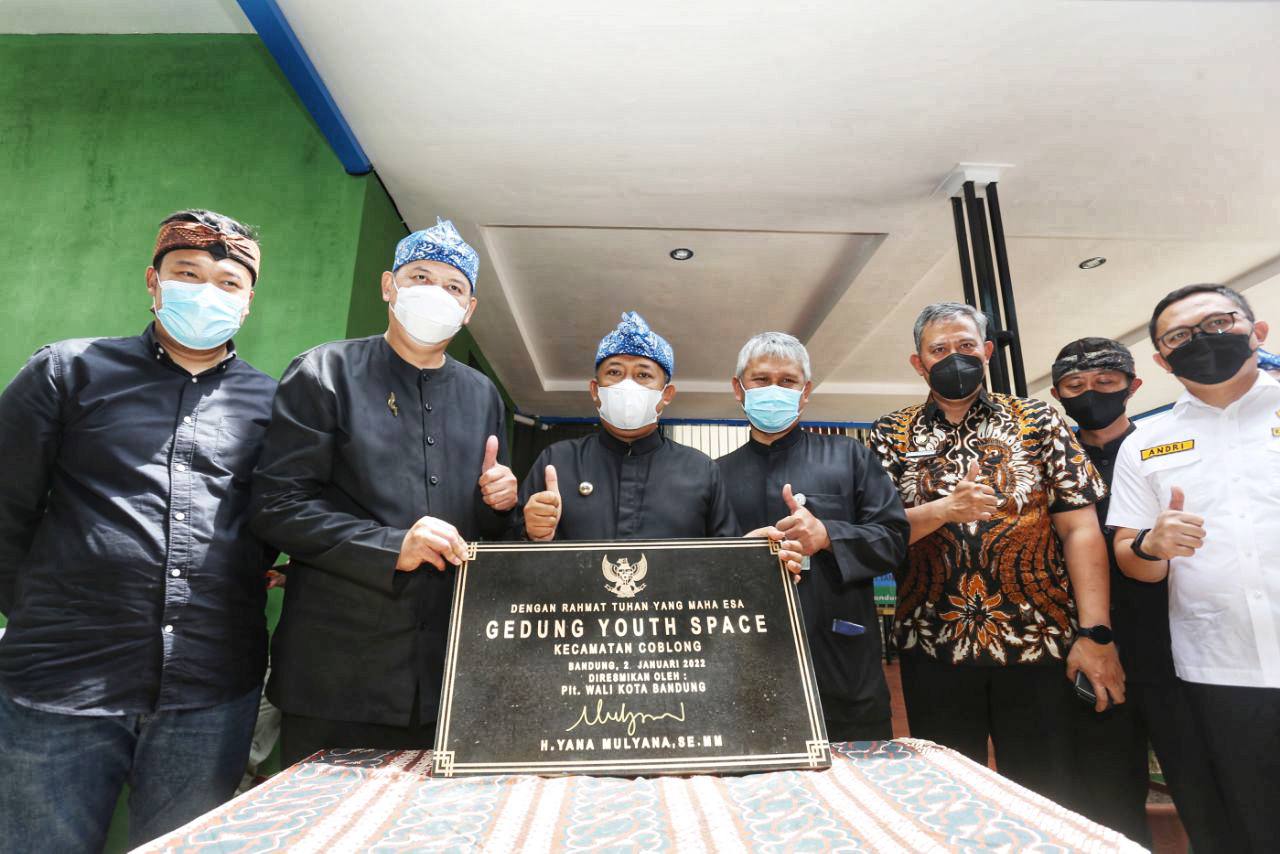 Yana Resmikan Youth Space Sambil Bagikan Sertifikat Tanah di Kecamatan Coblong