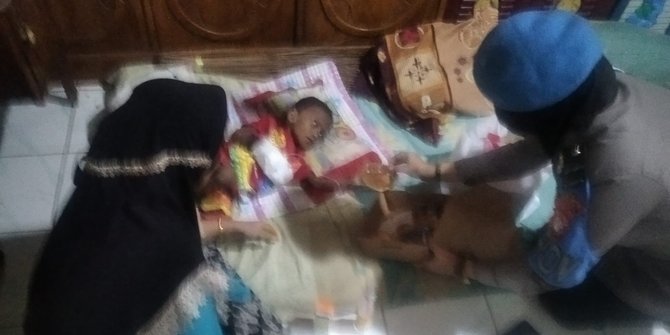 Balita Pengidap HIV Butuh Bantuan untuk Pengobatan Setelah Ayah Meninggal