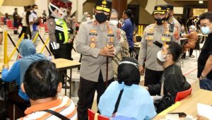 Cek Vaksinasi Massal di Tunjungan Plaza, Kapolda Jatim: capaian vaksinasi di seluruh Madura hampir 70%