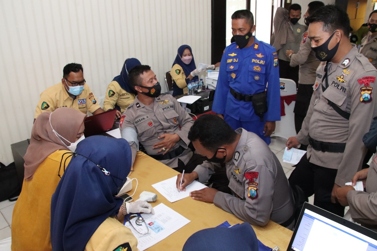 Ratusan Personil TNI-Polri Hingga ASN dan Masyarakat Umum Ikuti Vaksin Booster di Mapolres Bangkalan