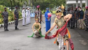 Dankodiklatal Mayjen TNI (Mar) Suhartono Disambut Tradisi Khas Kodiklatal
