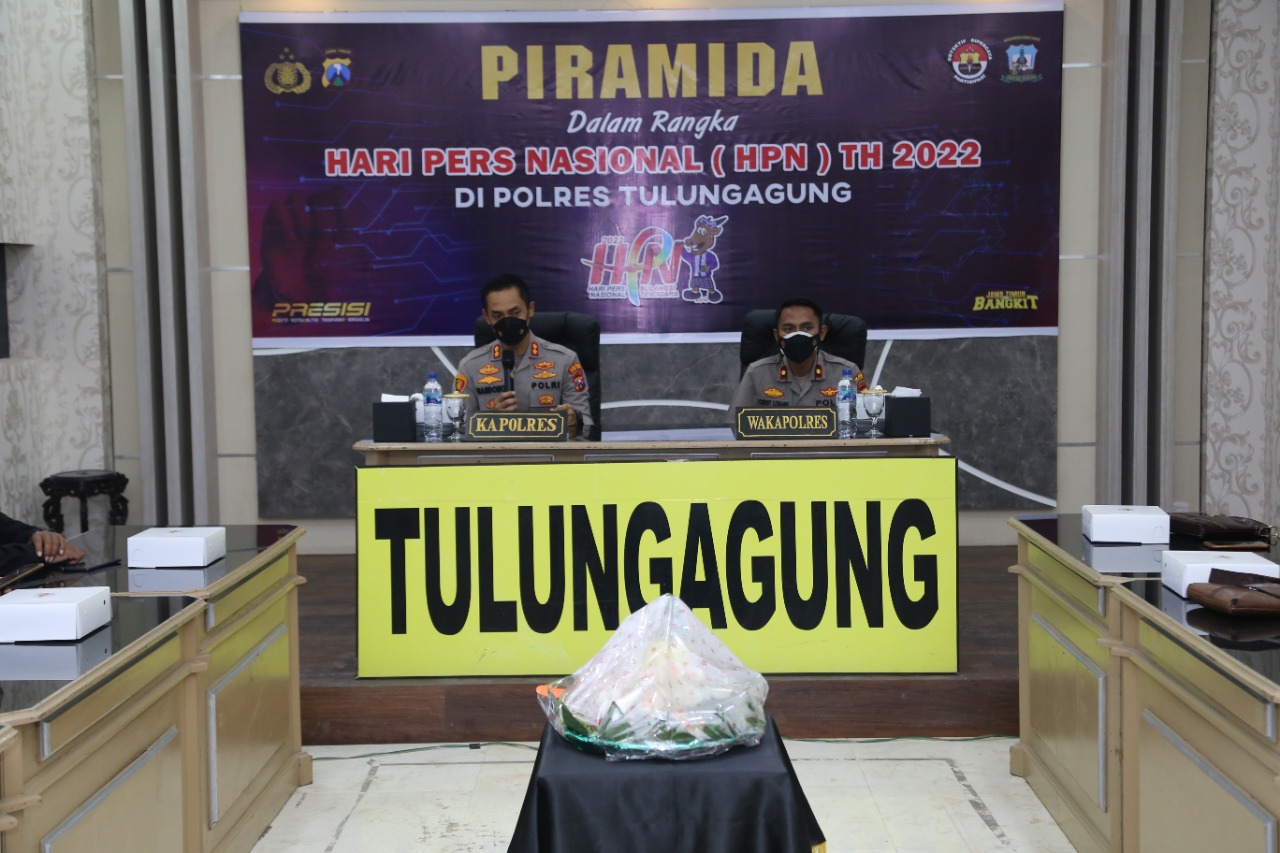 Peringati HPN 2022, Kapolres Tulungagung Gelar PIRAMIDA dan Potong Tumpeng