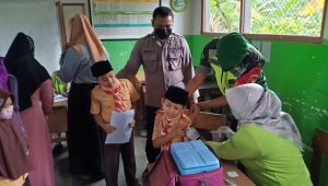 Kompak, Bhabinkamtibmas Dan Bhabinsa Monitoring Vaksinasi Anak di MI Nurul Hasan Ponorogo