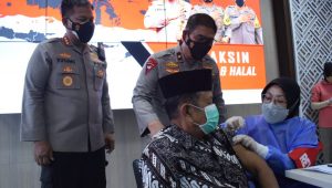 Wakapolda Jatim Tinjau Vaksinasi Lansia di Polresta Sidoarjo
