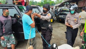 Tim Pamor Keris Bagikan Masker Gratis di Pasar Hewan Trenggalek