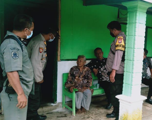 Kapolsek di Nganjuk Bantu Bangun Kembali Rumah Nenek Painem yang Roboh Akibat Hujan Angin