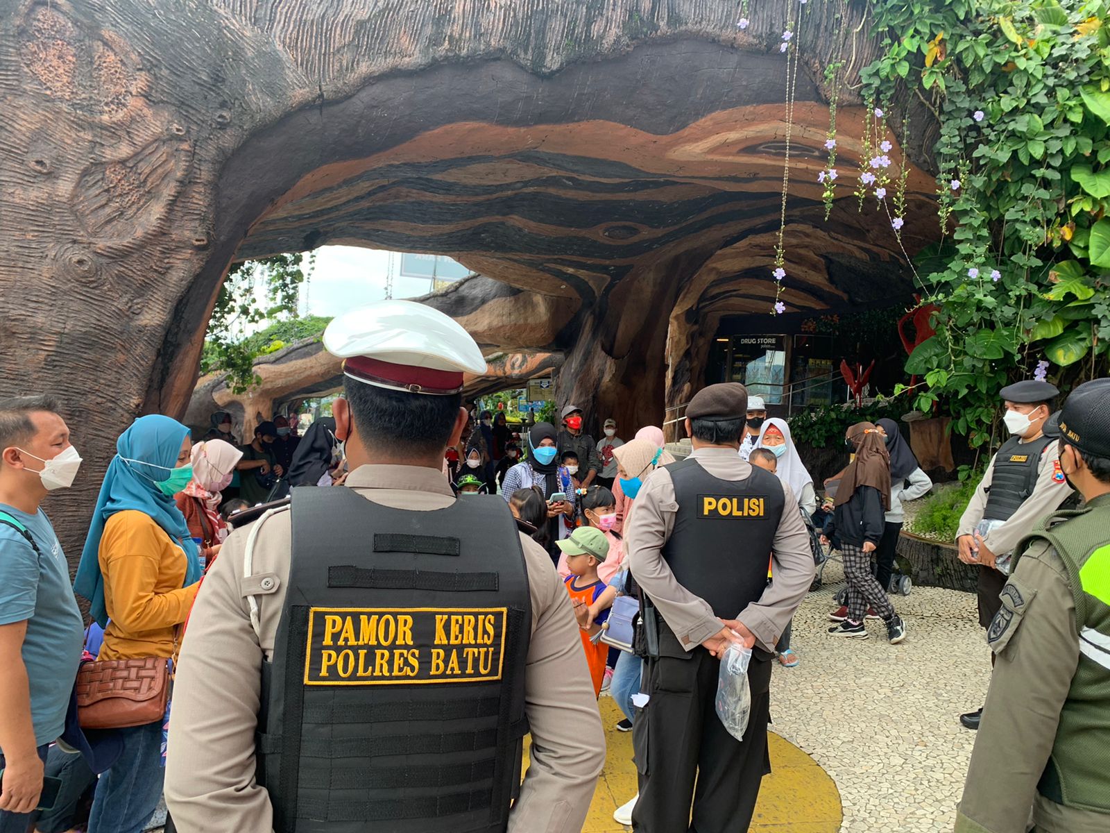 Tim ‘Pamor Keris’ Polres Batu Sasar Tempat Wisata