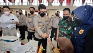 Dongkrak Persentase Vaksinasi, Kapolda Jatim Bersama Forkopimda Mojokerto Cek Vaksinasi Massal Serentak