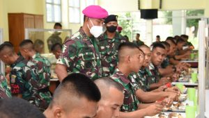 Komandan Kodiklatal Inspeksi Kegiatan Makan Siang Siswa