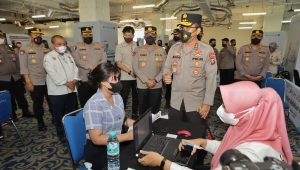 Dorong percepatan Vaksinasi, Kapolda Jatim Cek Vaksinasi Serentak dan Dialog Virtual dengan Kapolri