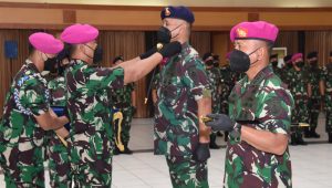 Komandan Kodiklatal Serahkan Jabatan Danpuslatdiksarmil Kepada Kolonel Laut (P) Irwan Sondang P. Siagian